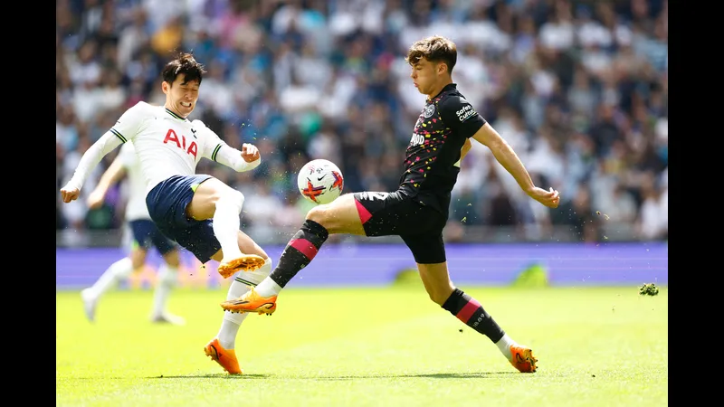 Cầu thủ Tottenham vượt qua hậu vệ Brentford với tốc độ và kỹ thuật cá nhân xuất sắc.
